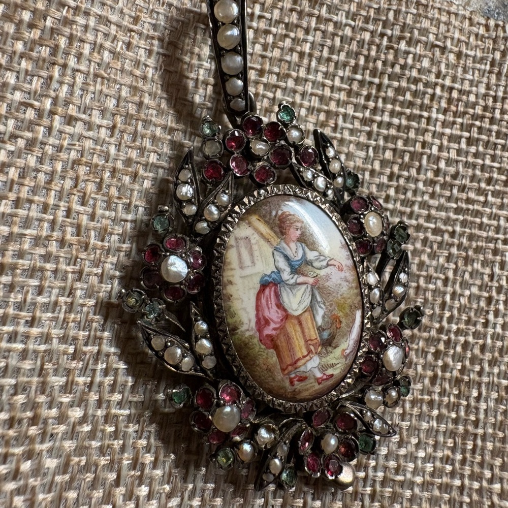 Vintage locket Pendant with Intricate Design